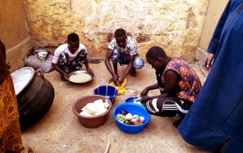 Volunteers prepare meals in Niger