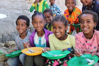Children in Ethiopia eating Marys Meals