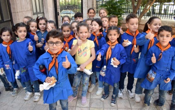 Children in Syria with food