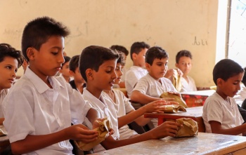 Children in Yemen eating Marys Meals