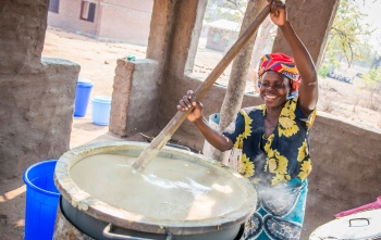 Volunteer cook in Malawi making Marys Meals