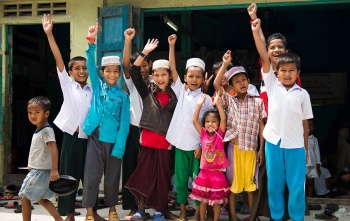 Children from Thailand waving