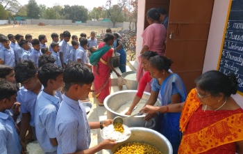 Children queuing to receive Mary's Meals 