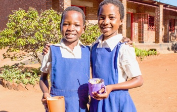 Image of children in Malaiw holding their school meals