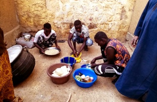 Volunteers prepare meals in Niger