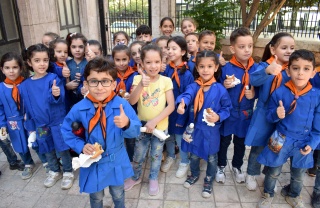 Children in Syria with food