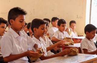 Children in Yemen eating Marys Meals