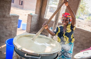 Volunteer cook in Malawi making Marys Meals