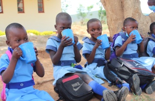 Children eating in Zimbabwe