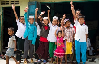 Children from Thailand waving