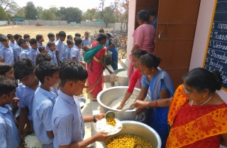 Children queuing to receive Mary's Meals 