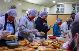 Volunteers for Dorcas preparing food 