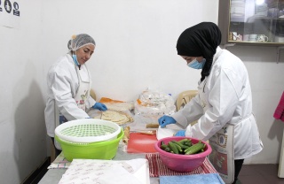 Volunteer in Lebanon preparing food