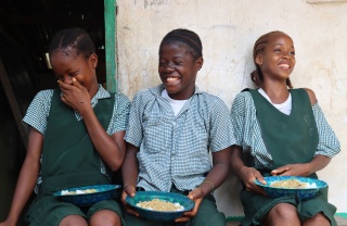 Children in Liberia eating food