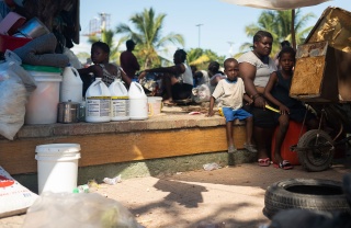 Image of a mother and her children in a displacement camp in Haiti