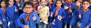 Children in Syria with food