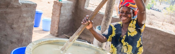 Volunteer cook in Malawi making Marys Meals