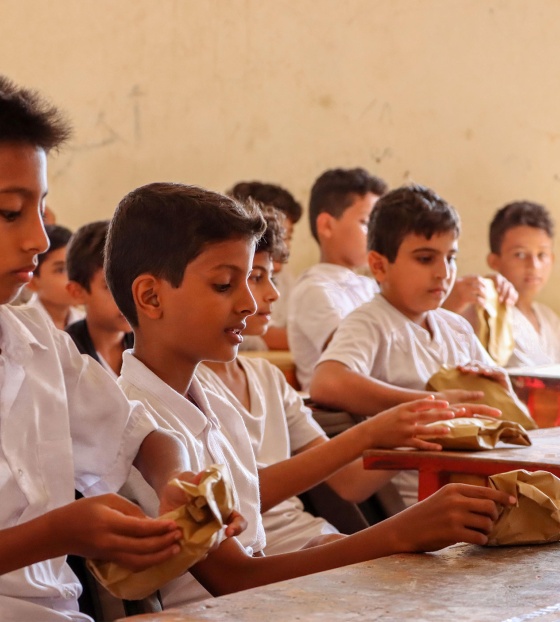 Children in Yemen eating Marys Meals