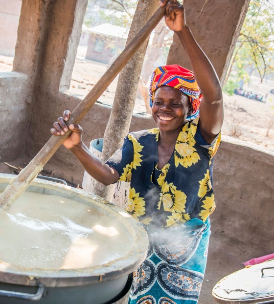 Volunteer cook in Malawi making Marys Meals