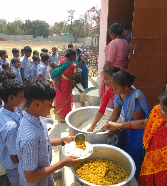 Children queuing to receive Mary's Meals 