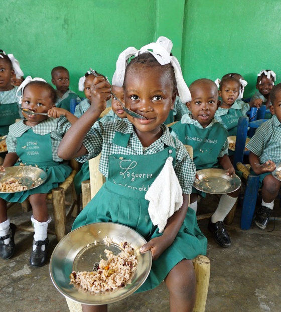 children eating food in Haiti