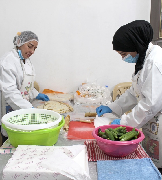 Volunteer in Lebanon preparing food