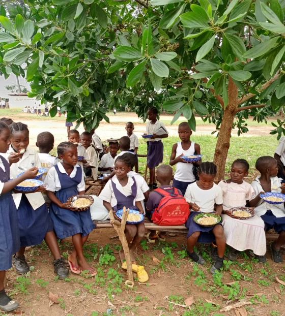 Children eating in Liberia 