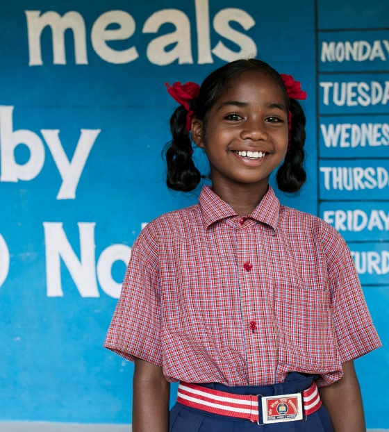 Image of a child in India about to receive her daily school meal
