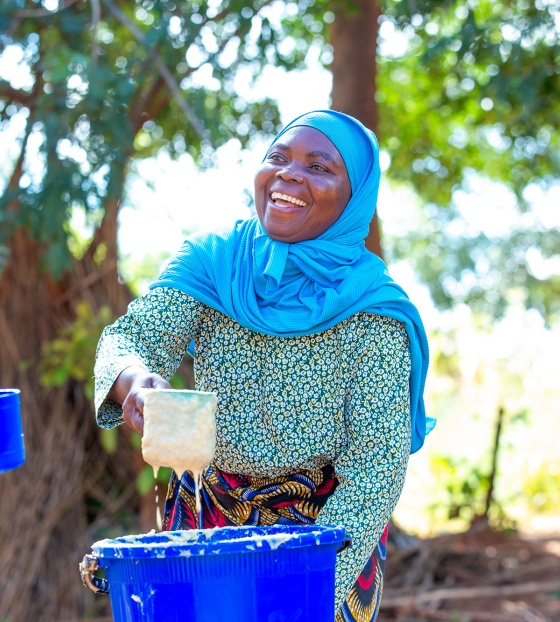 An image of a volunteer cook giving school meals to children