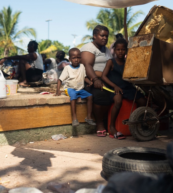 Image of a mother and her children in a displacement camp in Haiti