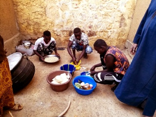 Volunteers prepare meals in Niger