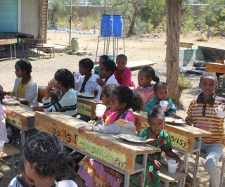 children eating Mary's Meals in Ethiopia