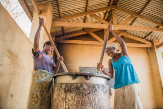 Cooks in Malawi preparing food