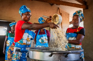 An image of volunteer cooks preparing school meals