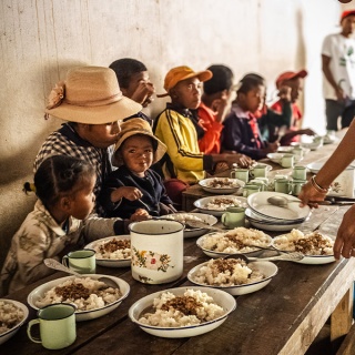Image of a community in Madgascar taking part in school feeding