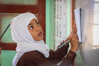 Child learning in Yemen classroom
