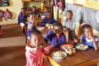 children eating 
