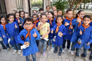 children eating Mary's Meals in Syria