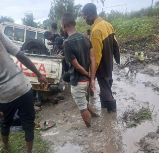 Image of people in Malawi rescuing a trapped car