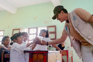 Image of Yemen Aid distributing food in class