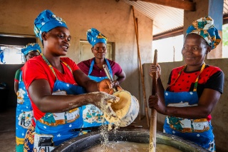 An image of volunteer cooks working together to prepare the school meals