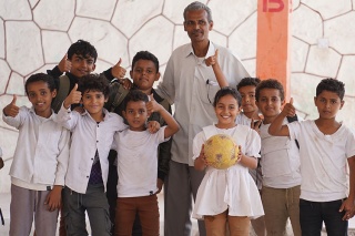 An image of a group of children and thier teacher in Yemen